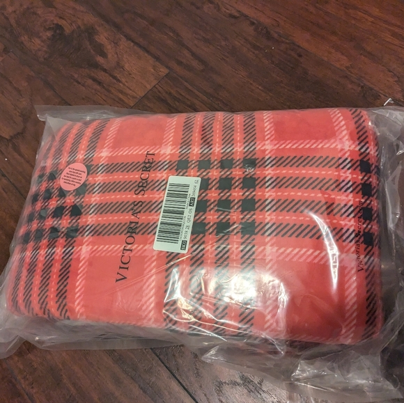 New Victoria secret cozy plush blanket - Picture 2 of 2